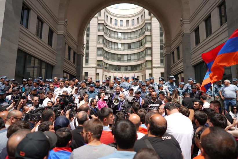 Ermenistan bir kez daha zor dönemeçte